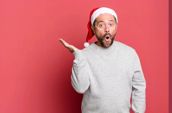 中年の男が驚いてショックを受けて顎が物を持って落下した クリスマスのコンセプト — ストック写真