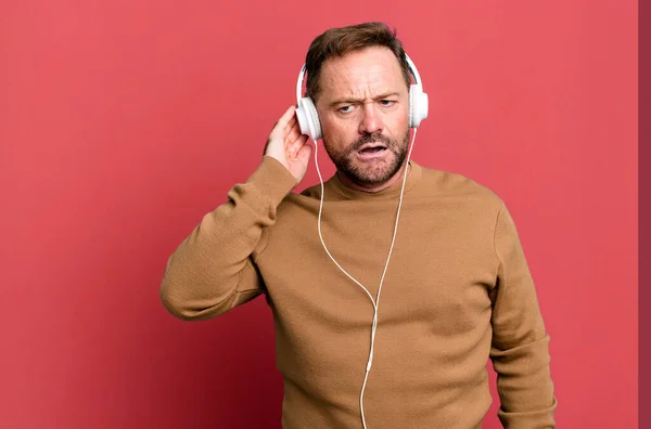 Homem Meia Idade Ouvindo Música Com Seus Fones Ouvido Conceito — Fotografia de Stock