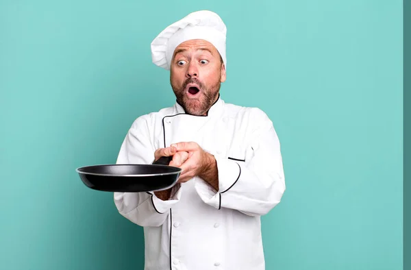 Middelbare Leeftijd Man Chef Kok Concept Met Een Fry Pan — Stockfoto