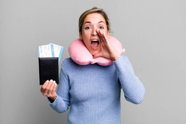 Güzel sarışın kadın kendini mutlu hissediyor, elleri ağzının kenarında bağırıyor. uçuş yolcu kavramı