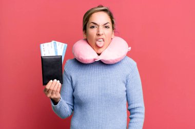 Güzel sarışın kadın iğreniyor, sinirleniyor ve dilini çıkarıyor. uçuş yolcu kavramı