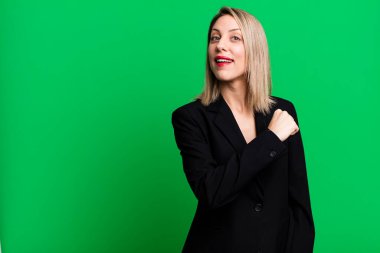 Güzel sarışın kadın kendini mutlu hissediyor ve bir meydan okumayla yüzleşiyor ya da kutluyor. İş kadını kavramı