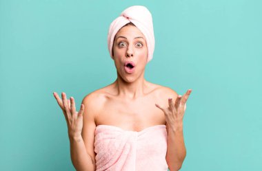 Güzel sarışın kadın şok olmuş ve şaşırmış hissediyor. Bornoz ve güzellik konsepti