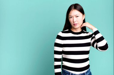 Güzel Asyalı kadın stresli, endişeli, yorgun ve hayal kırıklığına uğramış hissediyor.