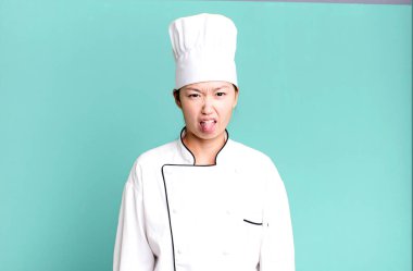 Güzel Asyalı kadın iğreniyor, sinirleniyor ve dili dışarı çıkıyor. restoran şefi konsepti