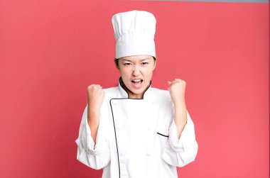 Güzel Asyalı kadın sinirli bir ifadeyle agresif bir şekilde bağırıyor. restoran şefi konsepti