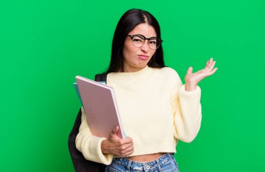 İspanyol güzel kadın şaşkın, şaşkın ve şüpheci hissediyor. Üniversite öğrencisi konsepti