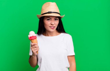 Şaşkın ve şaşkın görünen İspanyol güzel kadın. dondurma ve yaz konsepti