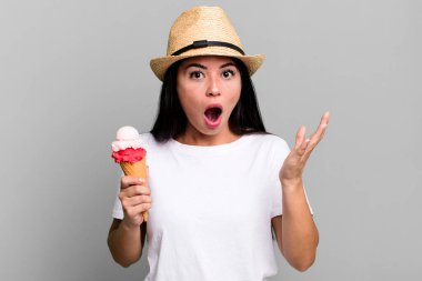 İspanyol güzel kadın inanılmaz bir sürprizle şaşkın, şaşkın ve şaşkın. dondurma ve yaz konsepti