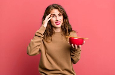 İspanyol güzel kadın şaşkın ve şaşkın hissediyor, deli olduğunu gösteriyor.