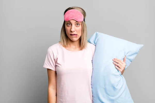 Mujer Rubia Bonita Buscando Desconcertado Confundido Concepto Pijamas Ropa Dormir — Foto de Stock