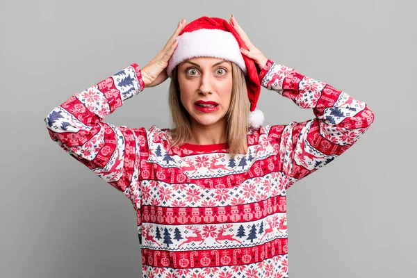 Güzel Sarışın Kadın Stresli Endişeli Korkmuş Elleri Başının Üstünde Noel — Stok fotoğraf