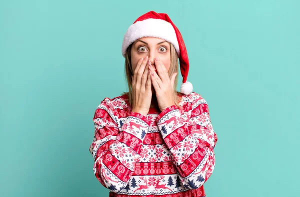 Mulher Loira Bonita Sentindo Chocado Assustado Natal Santa Chapéu Conceito — Fotografia de Stock