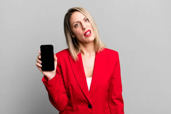 Ładna Blondynka Czuje Się Zakłopotana Zagubiona Businesswoman Pokazuje Ekran Telefonu — Zdjęcie stockowe