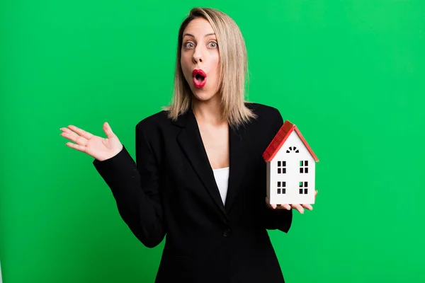 Pretty Blonde Woman Looking Surprised Shocked Jaw Dropped Holding Object — Foto Stock