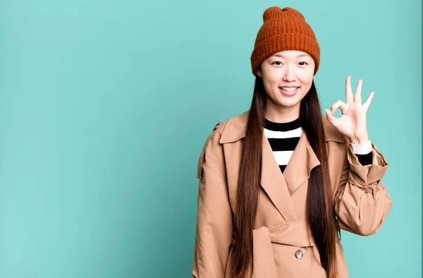 Ganska Asiatisk Kvinna Känner Sig Lycklig Visar Godkännande Med Okej — Stockfoto