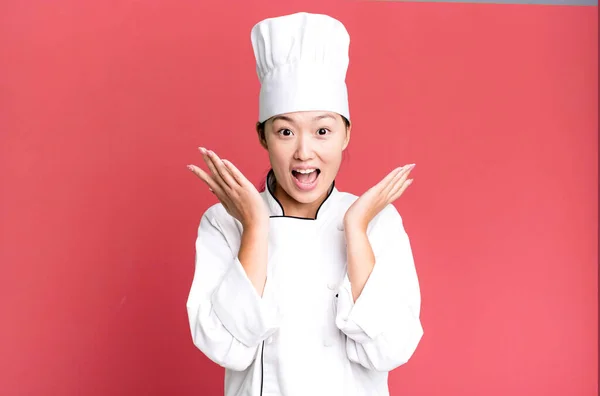 Pretty Asian Woman Feeling Happy Astonished Something Unbelievable Restaurant Chef — Stock Photo, Image