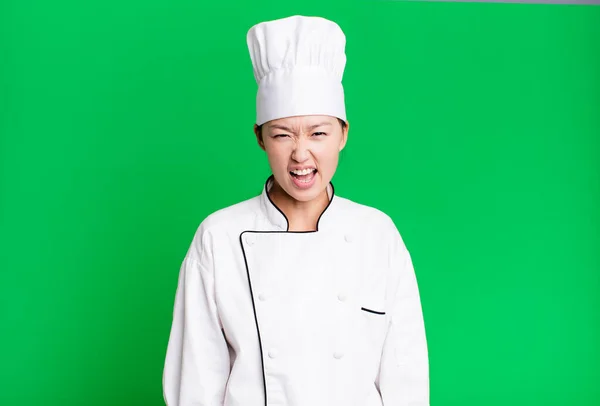 Mulher Asiática Bonita Gritando Agressivamente Olhando Muito Irritado Conceito Chef — Fotografia de Stock