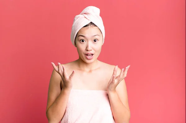 Pretty Asian Woman Amazed Shocked Astonished Unbelievable Surprise Beauty Shower — Stock Photo, Image