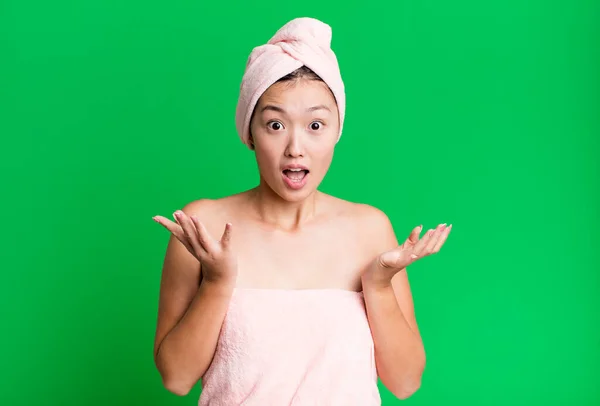 Ładna Azjatycka Kobieta Czuje Się Bardzo Zszokowana Zaskoczona Piękno Prysznic — Zdjęcie stockowe