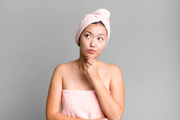 Bonita Mujer Asiática Pensando Sintiéndose Dudosa Confundida Concepto Belleza Ducha —  Fotos de Stock