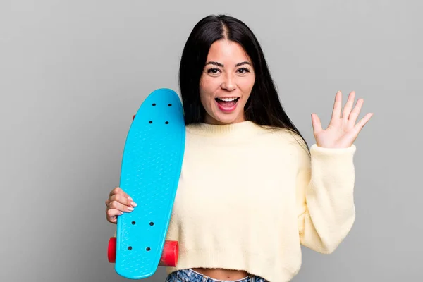 Hispanic Pretty Woman Feeling Happy Surprised Realizing Solution Idea Skate — Stockfoto