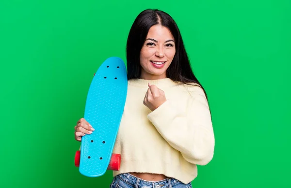 Mujer Bonita Hispana Sintiéndose Feliz Enfrentándose Desafío Celebración Concepto Skate —  Fotos de Stock