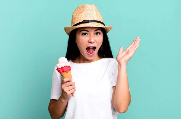 Латиноамериканская Красотка Чувствует Себя Счастливой Пораженной Невероятным Мороженое Летняя Концепция — стоковое фото