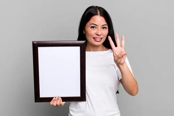 Hispanic Pretty Woman Smiling Looking Friendly Showing Number Three Empty — Stock Photo, Image
