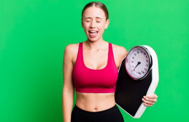 Neşeli ve asi tavırlı, şakacı ve dilinden düşürmeyen beyaz bir kadın. fitness ve diyet konsepti