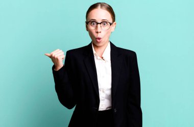 Kafkasyalı güzel kadın inançsızlıktan şaşkın şaşkın bakıyor. iş kavramı