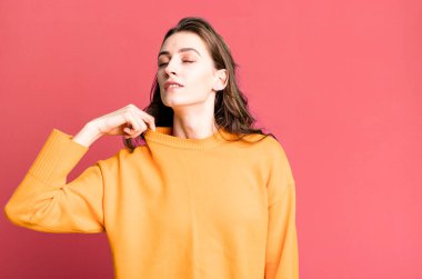 Genç ve güzel bir kadın stresli, endişeli, yorgun ve hayal kırıklığına uğramış hissediyor.