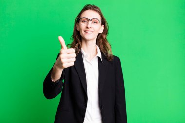 Genç ve güzel bir kadın gururlu, olumlu gülümsüyor. iş kavramı