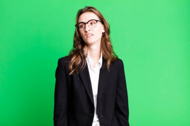 Genç ve güzel bir kadın şaşkın ve şaşkın hissediyor. iş kavramı