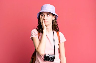 Genç ve güzel bir kadın sıkıcı, bıkkın ve uykulu hissediyor. turizm konsepti