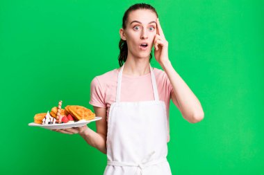 Genç, güzel bir kadın şaşırmış görünüyor, yeni bir düşünce, fikir ya da konsept fark ediyor. Waffle konsepti