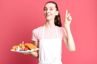 Genç ve güzel bir kadın bir fikri fark ettikten sonra mutlu ve heyecanlı bir dahi gibi hissediyor. Waffle konsepti