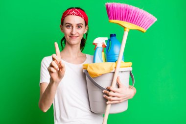 Genç ve güzel bir kadın gururla gülümsüyor ve kendinden emin bir numara oluyor. kahya konsepti