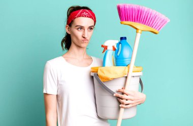 Genç, güzel bir kadın üzgün, üzgün ya da kızgın hissediyor ve yan tarafa bakıyor. kahya konsepti