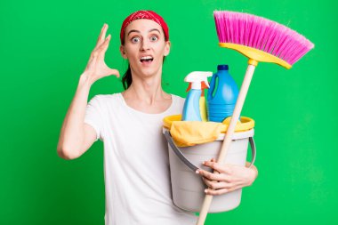 Genç ve güzel bir kadın ellerini havaya kaldırarak çığlık atıyor. kahya konsepti