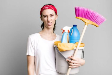 Genç ve güzel bir kadın iğreniyor, sinirleniyor ve dilini çıkarıyor. kahya konsepti