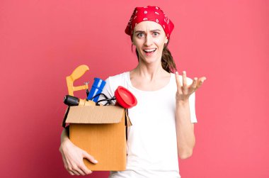 Genç ve güzel bir kadın umutsuz, hayal kırıklığına uğramış ve stresli görünüyor. kahya ve alet çantası kavramı