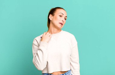 Genç ve güzel bir kadın stresli, endişeli, yorgun ve hayal kırıklığına uğramış hissediyor.