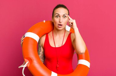 Genç, güzel bir kadın şaşırmış görünüyor, yeni bir düşünce, fikir ya da konsept fark ediyor. yaz ve cankurtaran konsepti