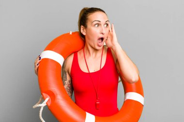 Genç ve güzel bir kadın kendini mutlu, heyecanlı ve şaşırmış hissediyor. yaz ve cankurtaran konsepti