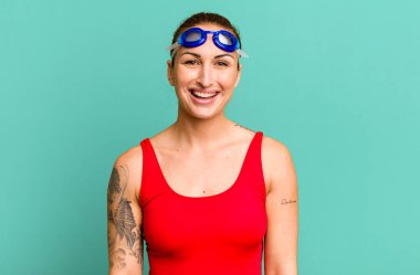 Genç ve güzel bir kadın mutlu ve hoş bir şekilde şaşırmış görünüyor. yüzücü kavramı