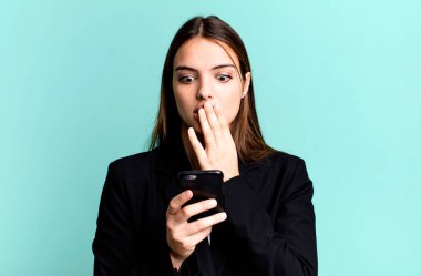 Genç ve güzel iş kadını akıllı telefonunu kullanıyor.