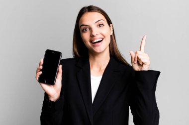 Genç ve güzel iş kadını akıllı telefonunu kullanıyor.