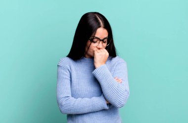 İspanyol güzel kadın gülümsüyor ve mutlu görünüyor, zafer ya da barış işareti yapıyor. iş kavramı