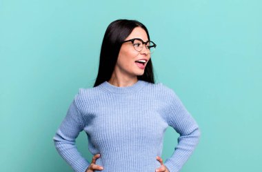 İspanyol güzel kadın gülümsüyor ve mutlu görünüyor, zafer ya da barış işareti yapıyor. iş kavramı